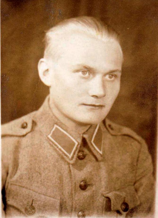ArvoHakalasotaväessä1942